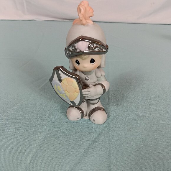 E2- 10 child dressed in a knight's outfit, holding a shield - Picture 1 of 6